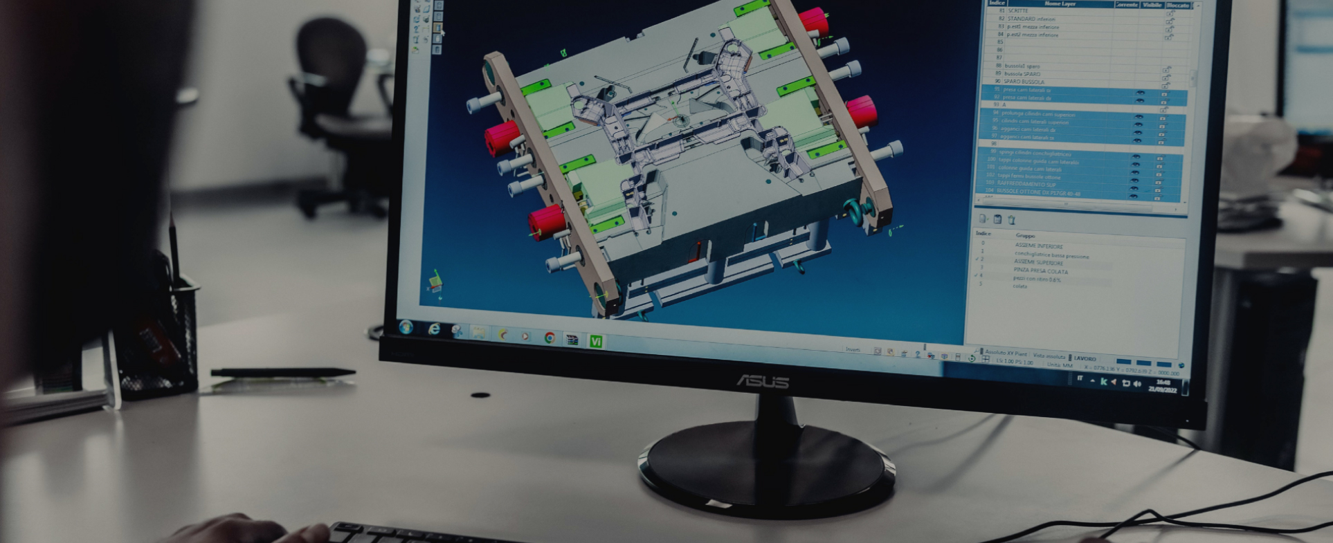 Puesto CAD de Modini con el diseño tridimensional del molde en pantalla