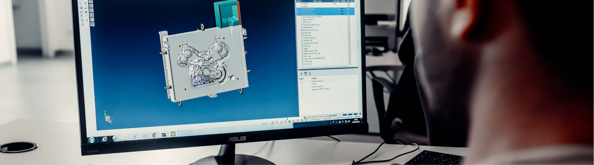 Diseñador de Modini trabajando en el modelo CAD tridimensional de un molde